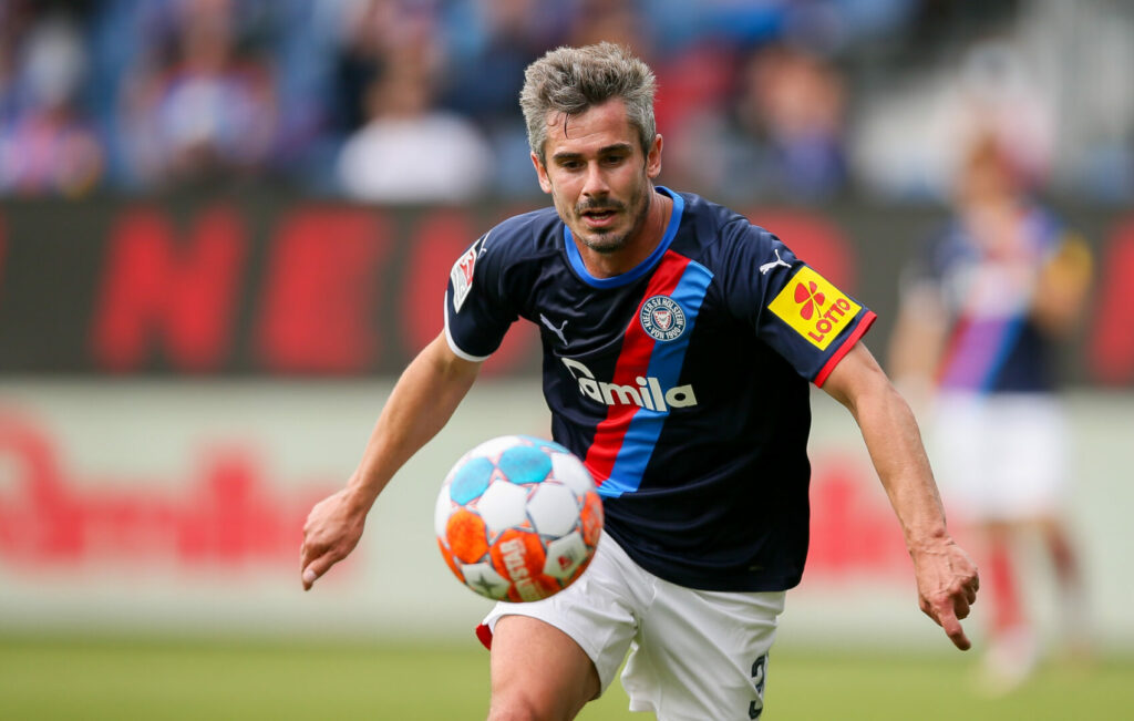 Fin Bartels bleibt Holstein Kiel treu.