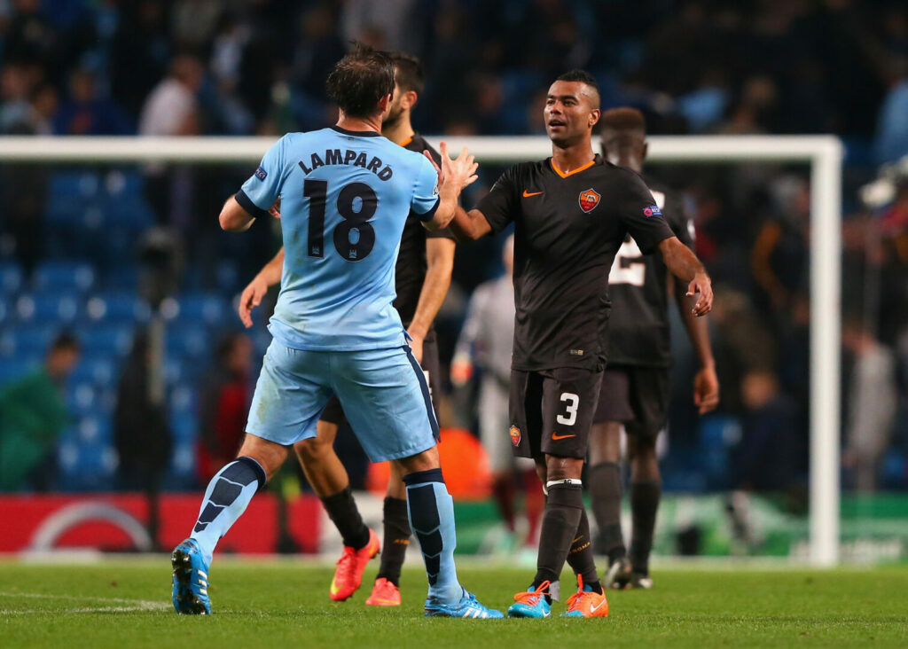 Frank Lampard und Ashley Cole reichen sich nach einem Spiel die Hand