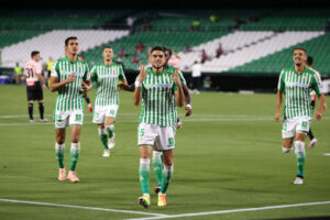 Marc Bartra (vorne) von Real Betis Sevilla jubelt.,