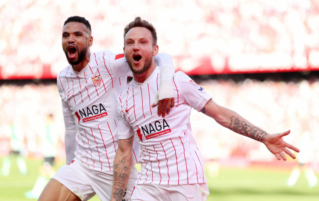 Ivan Rakitic (rechts) bejubelt gemeinsam mit Yousseff En-Nesyri seinen verwandelten Elfmeter zum 1:0 für den FC Sevilla