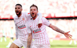 Ivan Rakitic (rechts) bejubelt gemeinsam mit Yousseff En-Nesyri seinen verwandelten Elfmeter zum 1:0 für den FC Sevilla