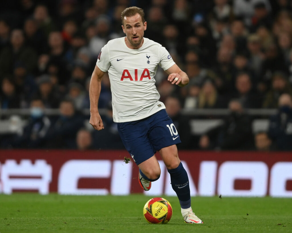 Spurs-Stürmer Harry Kane beim Dribbling.