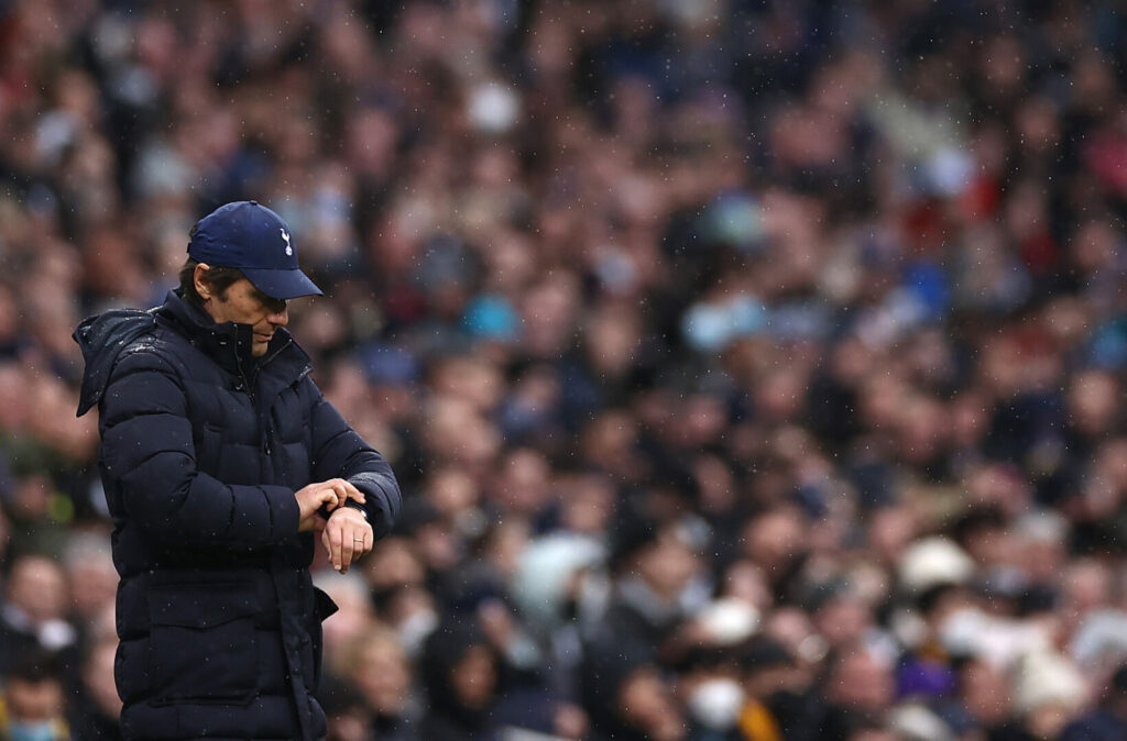 Spurs-Trainer Antonio Conte schaut auf seine Uhr.
