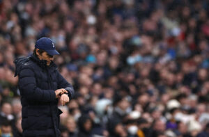 Spurs-Trainer Antonio Conte schaut auf seine Uhr.
