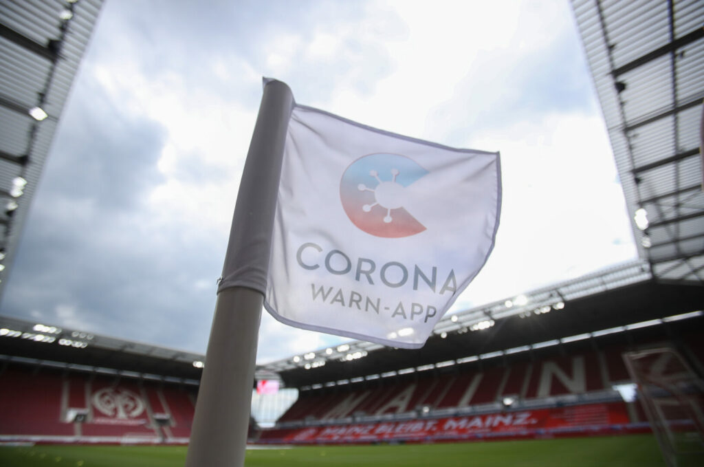 Eckfahne im Stadion von mainz 05. Aufschrift: "Corona Warn-App"