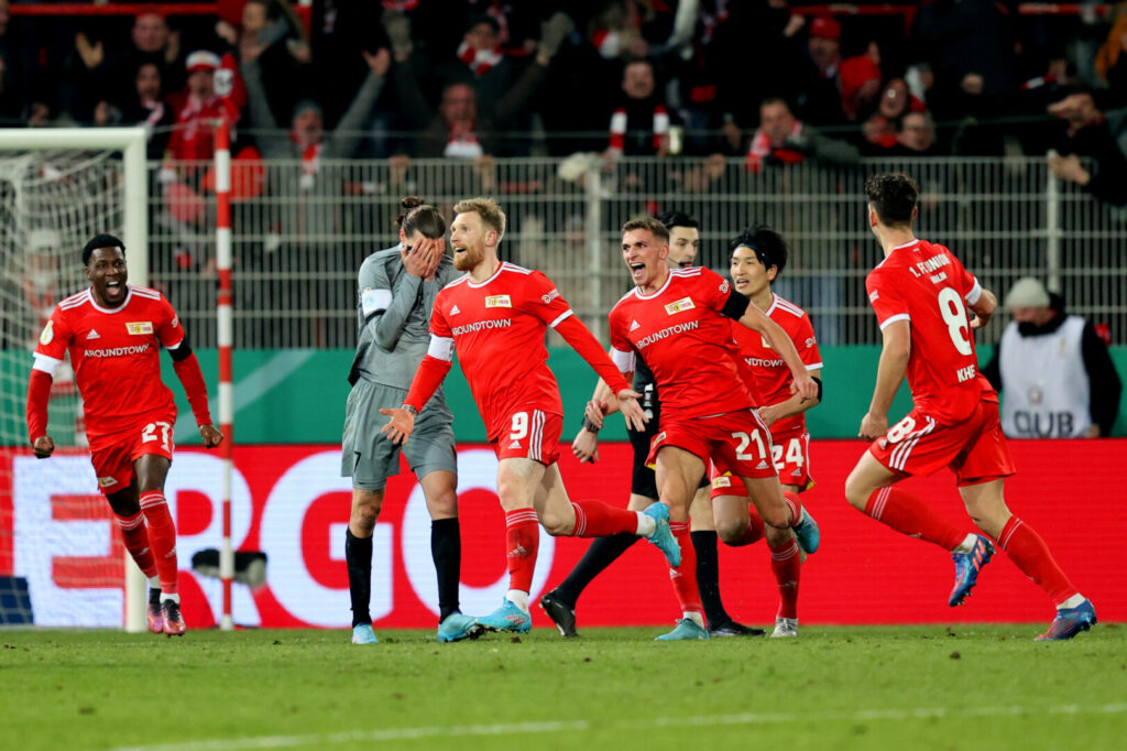 Andreas Voglsammer (Union Berlin) und das ganze Team bejubeln Führungstreffer