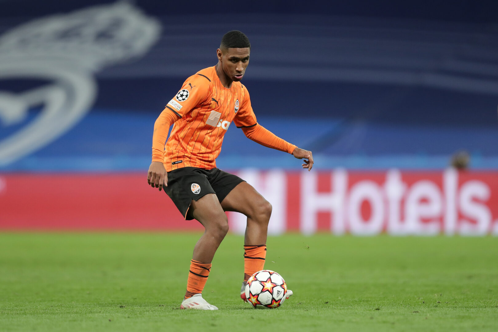 Der Brasilianer Tetê, hier in der Champions League für Shakhtar Donetsk am Ball
