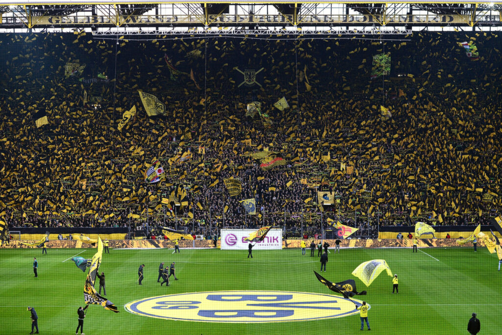 Vollbesetzte Südtribüne im Stadion des BVB