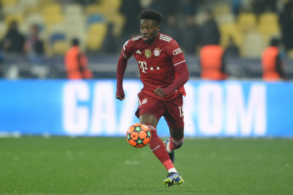 Alphonso Davies könnte bald wieder für den FC Bayern auflaufen.