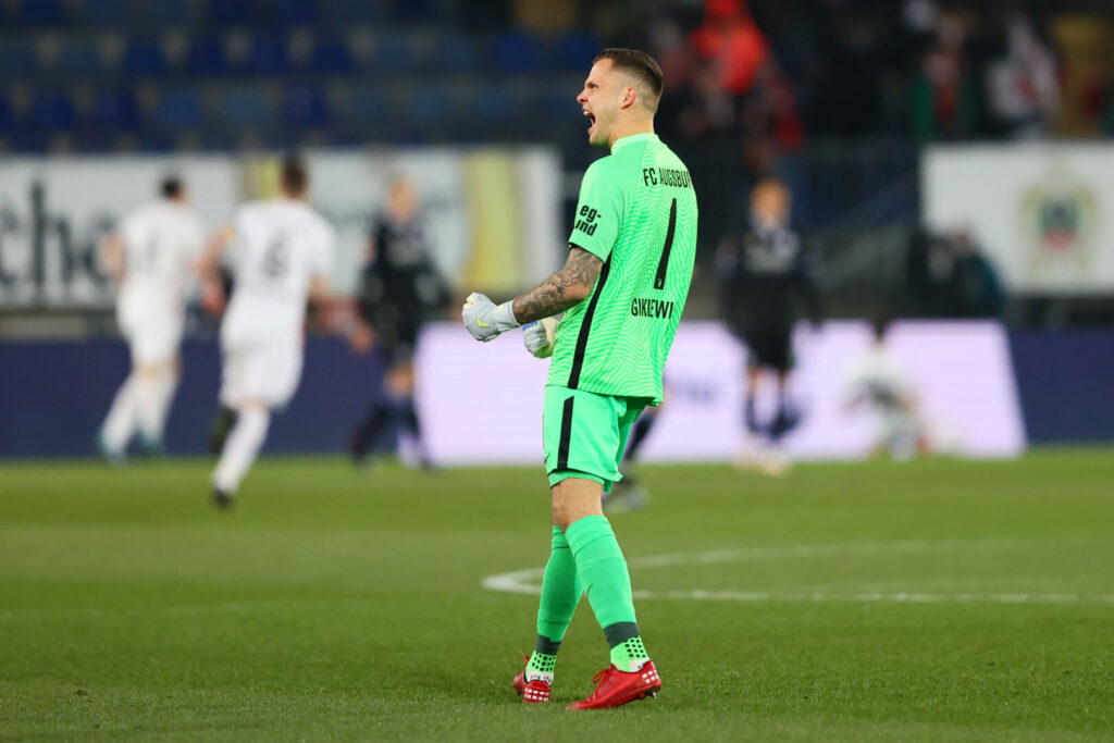 Rafal Gikiewicz bejubelt den Führungstreffer für den FC Augsburg im Auswärtsspiel der Bundesliga bei Arminia Bielefeld