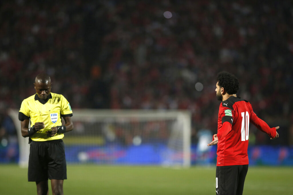 Mo Salah beschwert sich beim Schiedsrichter