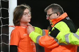 Ein Junger Fan stand bei Everton-Newcastle im Vordergrund.