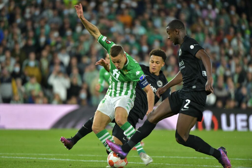 Eintracht Frankfurt gewann auch dank starken Leistungen von Evan Ndicka und Tuta bei Real Betis.