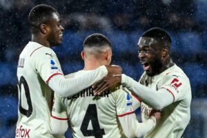 Die Spieler der AC Milan bejubeln die 1:0-Führung gegen Cagliari durch den Torschützen Bennacer (Mitte)