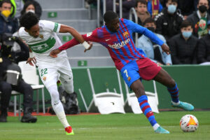 Ousmane Dembélé (rechts) im Zweikampf.