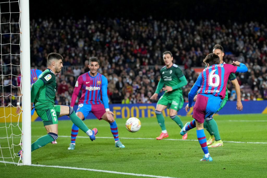 Riqui Puig erzielt hier das 4:0 für den FC Barcelona im Spiel gegen den CA Osasuna