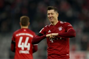 Robert Lewandowski bejubelt ein Tor für den FC Bayern München.