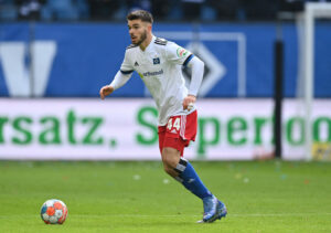 HSV-Spieler Vuskovic mit Ball am Fuß