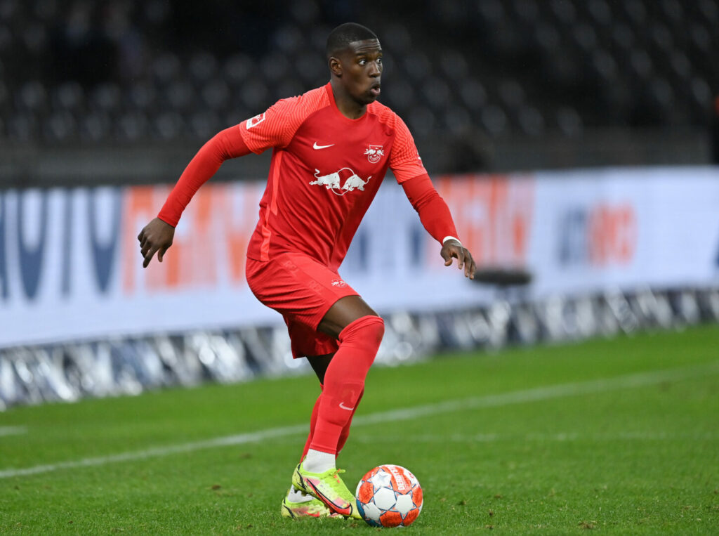Nordi Mukiele mit dem Ball am Fuß.