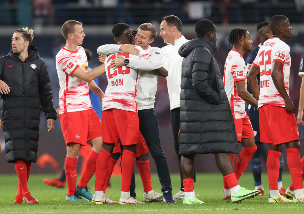 Die Spieler von RB Leipzig klatschen sich ab.