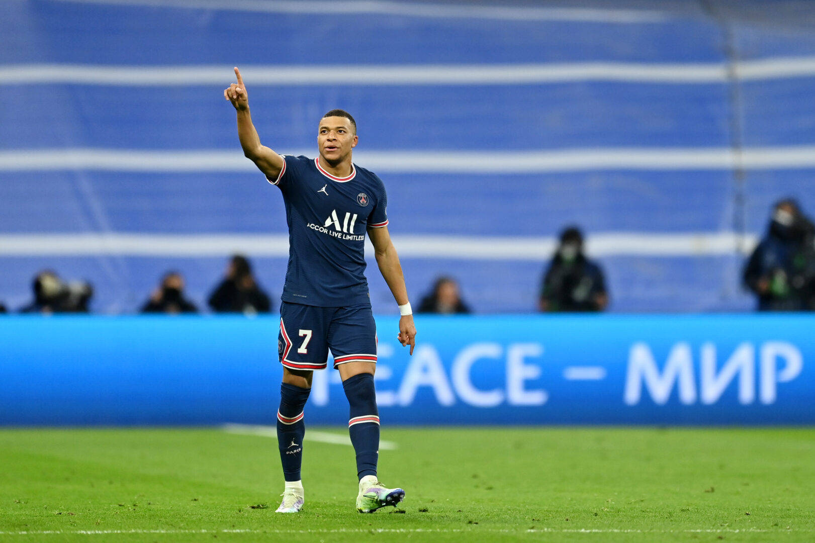 Kylian Mbappé jubelt mit ausgestrecktem Zeigefinger