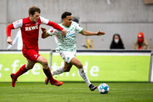 Luca Kilian (links) vom 1. FC Köln kämpft um den Ball.