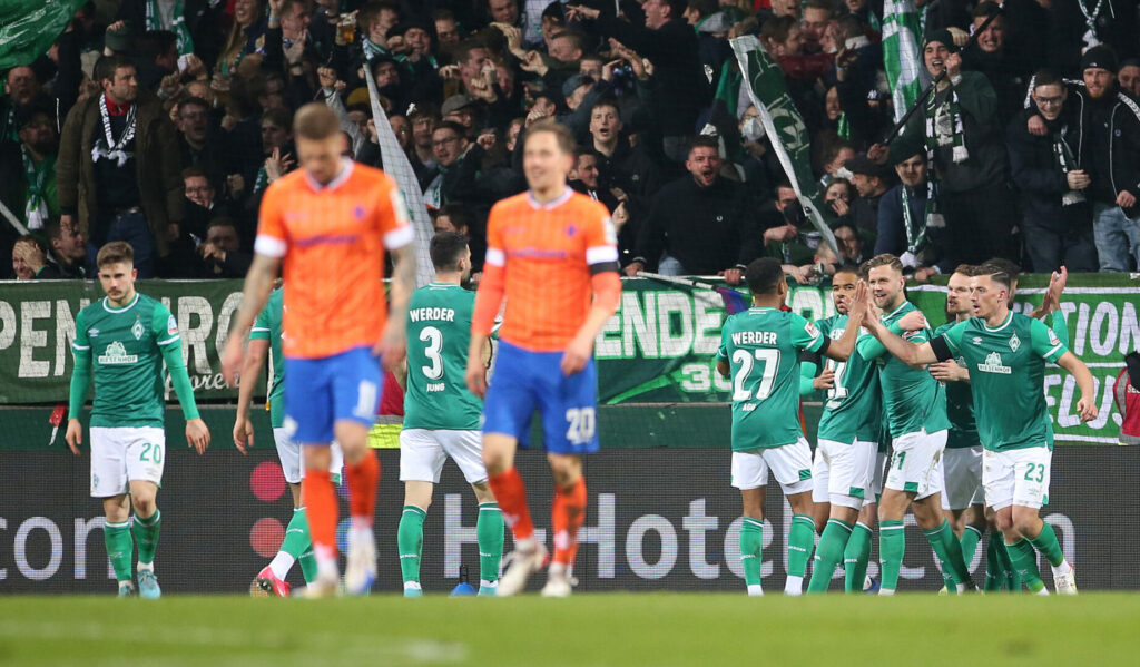 Die Spieler des SV Werder Bremen bejubeln das goldene Tor.