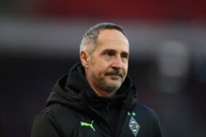 Adi Hütter steht bei Borussia Mönchengladbach in der Kritik, doch Roland Virkus stellte sich hinter ihn.