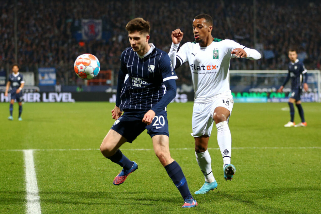 Elvis Rexhbecaj (links) behauptet den Ball für den VfL Bochum.
