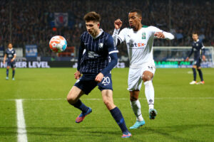 Elvis Rexhbecaj (links) behauptet den Ball für den VfL Bochum.