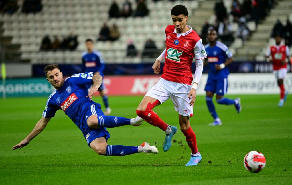 Hugo Ekitike (rechts) in einem Spiel für Stade Reims