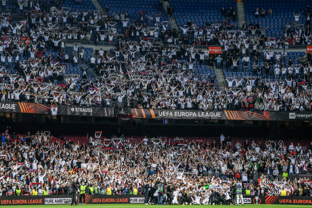 Fans von eintracht Frankfurt im Camp nou
