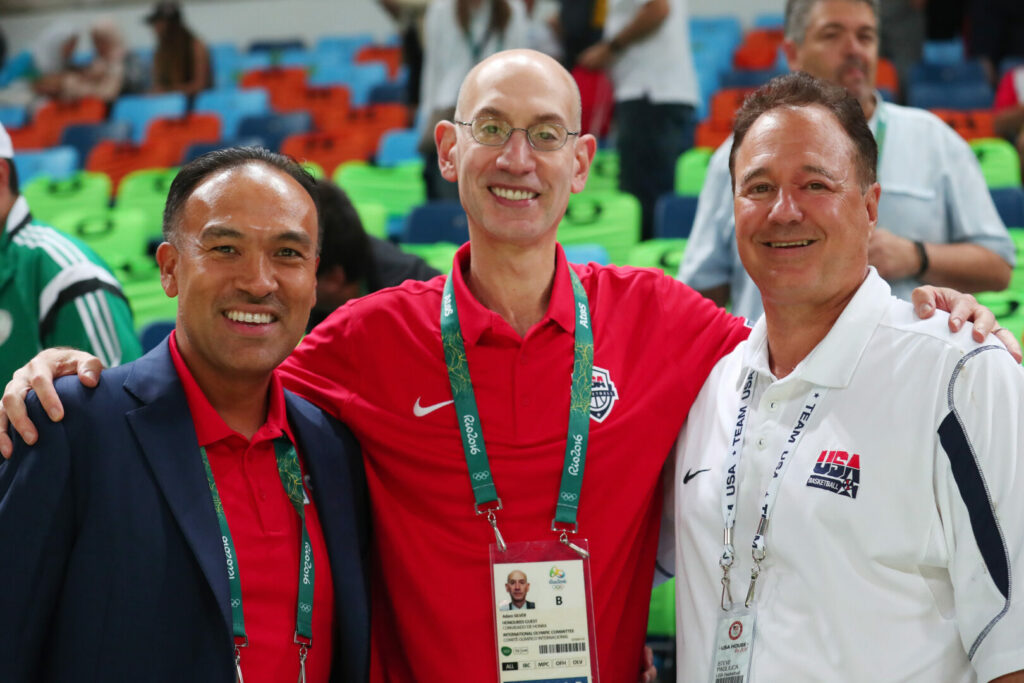 Steven Pagliuca (3. v.l.) bei einem NBA-Spiel