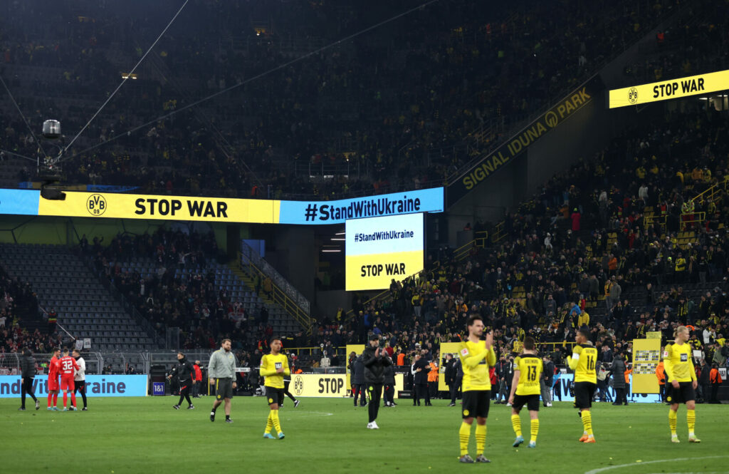 Anti-Kriegs-Bekundungen beim Bundesligaspiel zwischen Dortmund und Leipzig