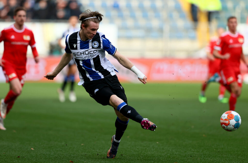 Patrick Wimmer spielt einen Pass