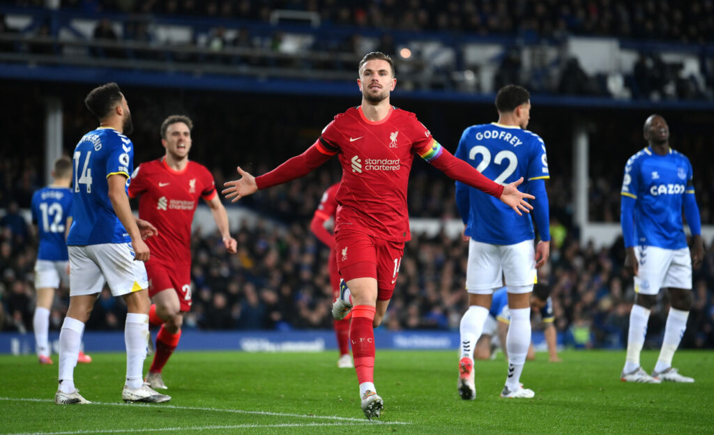 Der FC Liverpool ist dem FC Everton derzeit weit voraus.