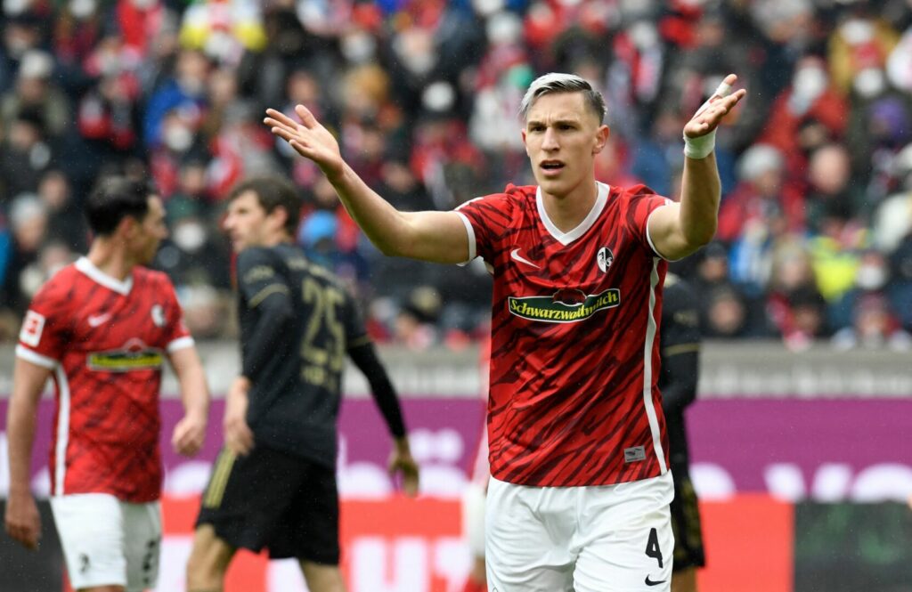 Nico Schlotterbeck könnte vom SC Freiburg zum BVB wechseln.