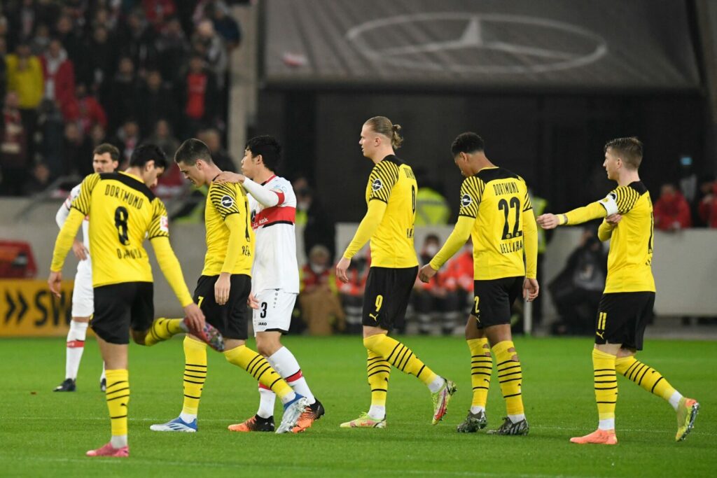Giovanni Reyna (2. v. l.) von Borussia Dortmund wird von seinen Teamkollegen vom Platz geleitet.