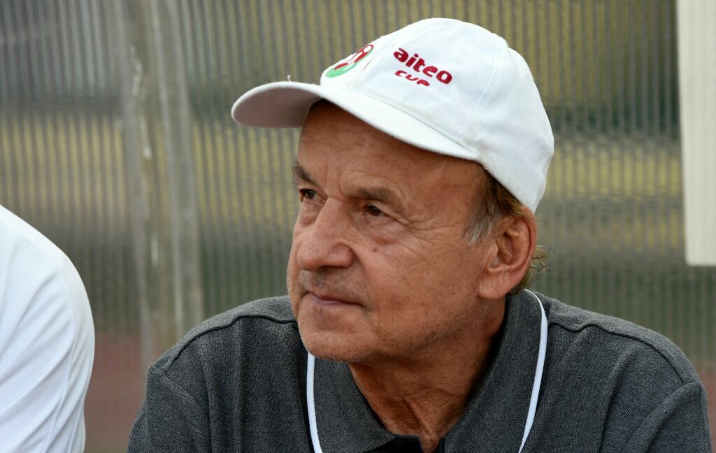 Gernot Rohr auf einer Trainerbank