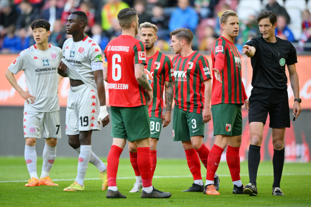 Schiedsrichter Jöllenbeck sprach dem FC Augsburg einen unberechtigten Elfmeter zu.