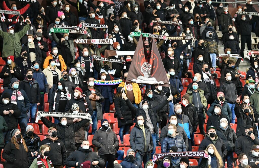 Die Fans des FC St. Pauli müssen weiterhin einen 2G-Nachweis zum Stadionbesuch vorweisen.