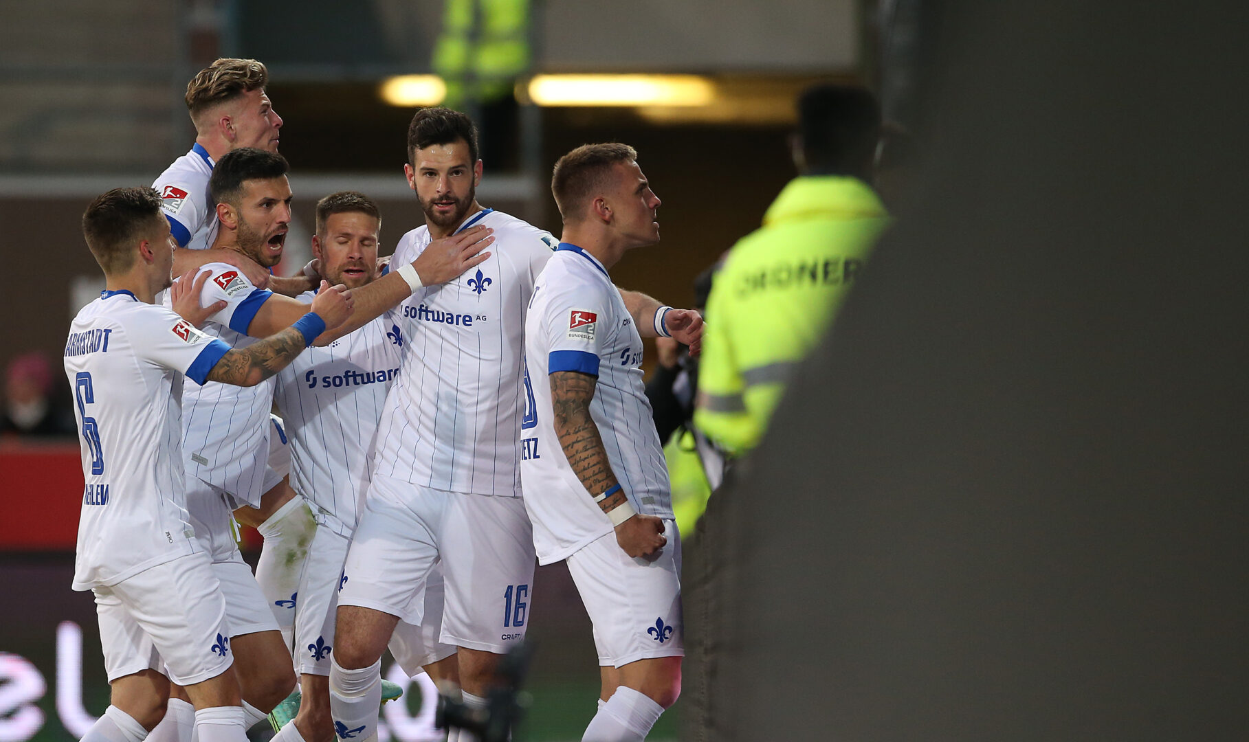 Die Spieler des SV Darmstadt 98 bejubeln ihren Führungstreffer im Spiel gegen den FC St. Pauli