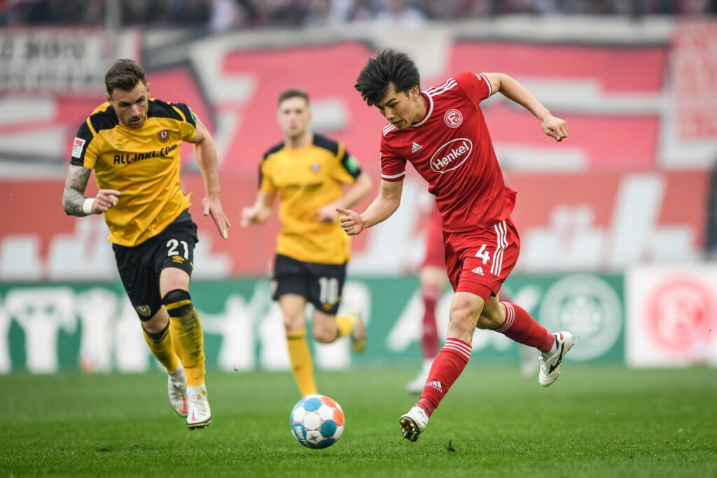 Ao Tanaka (rechts) wird auch weiterhin das Trikot von Fortuna Düsseldorf tragen.