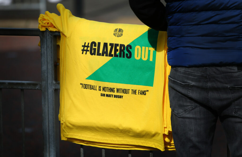 T-Shirt eines Fans von manchester United mit der Aufschrift: #Glazersout