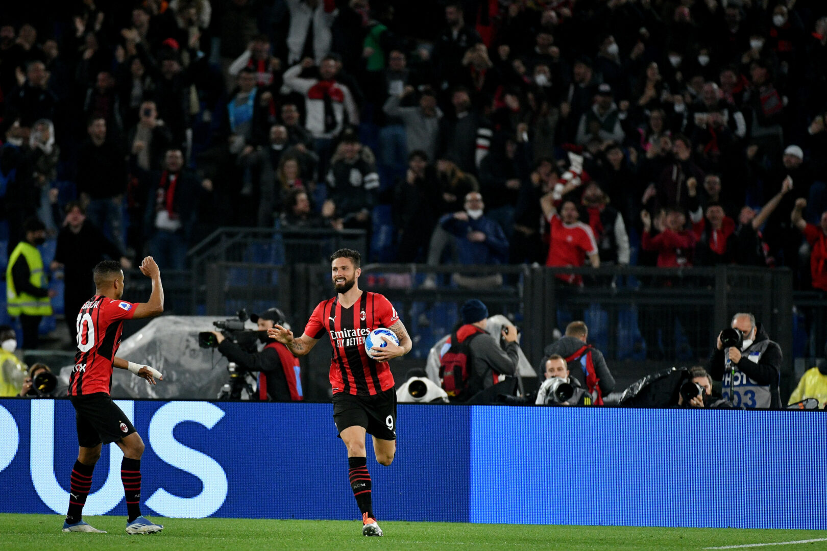 Die AC Milan bezwang Lazio kurz vor Schluss.