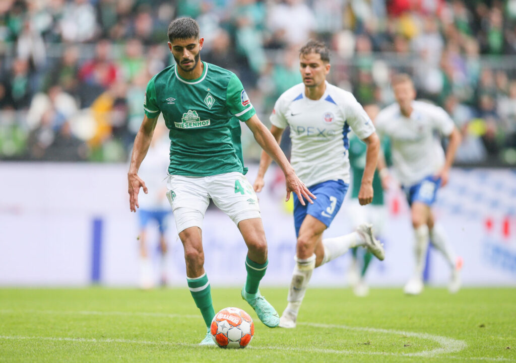 Eren Dinkci (vorne) hat bei Werder Bremen verlängert.
