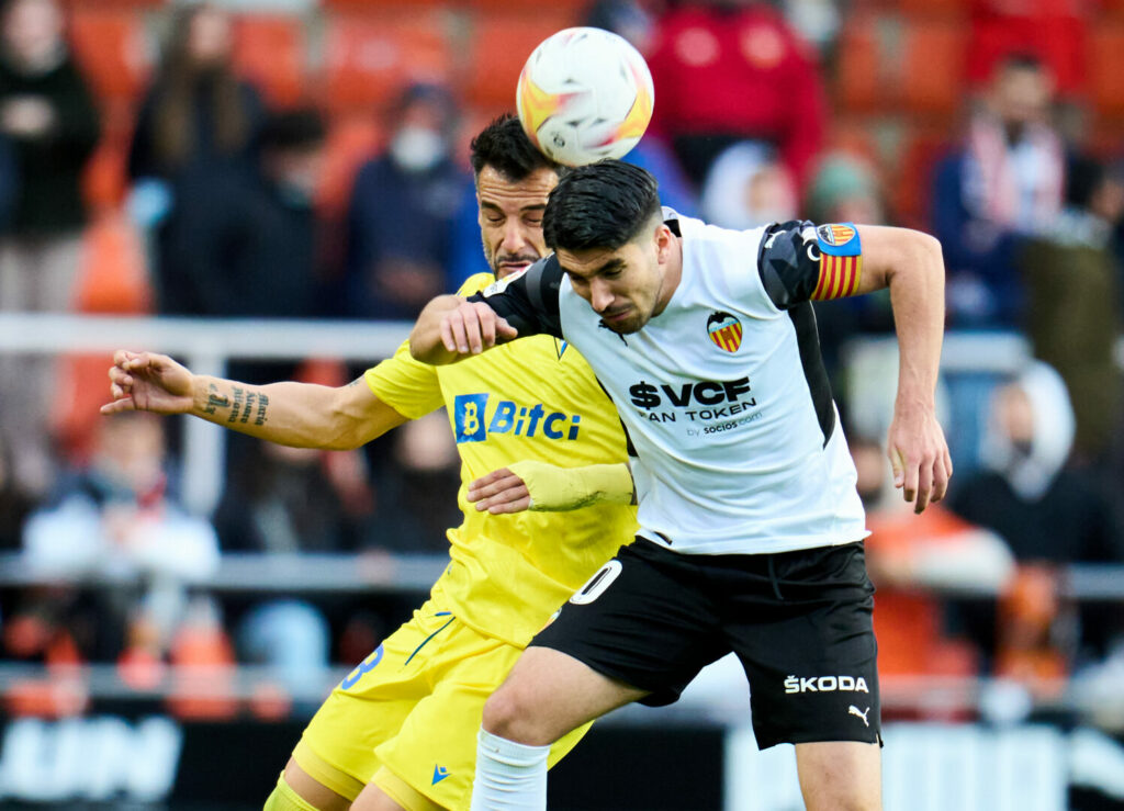 Carlos Soler (vorne) setzt sich im Zweikampf durch. Möglicherweise schon bald für den FC Barcelona?