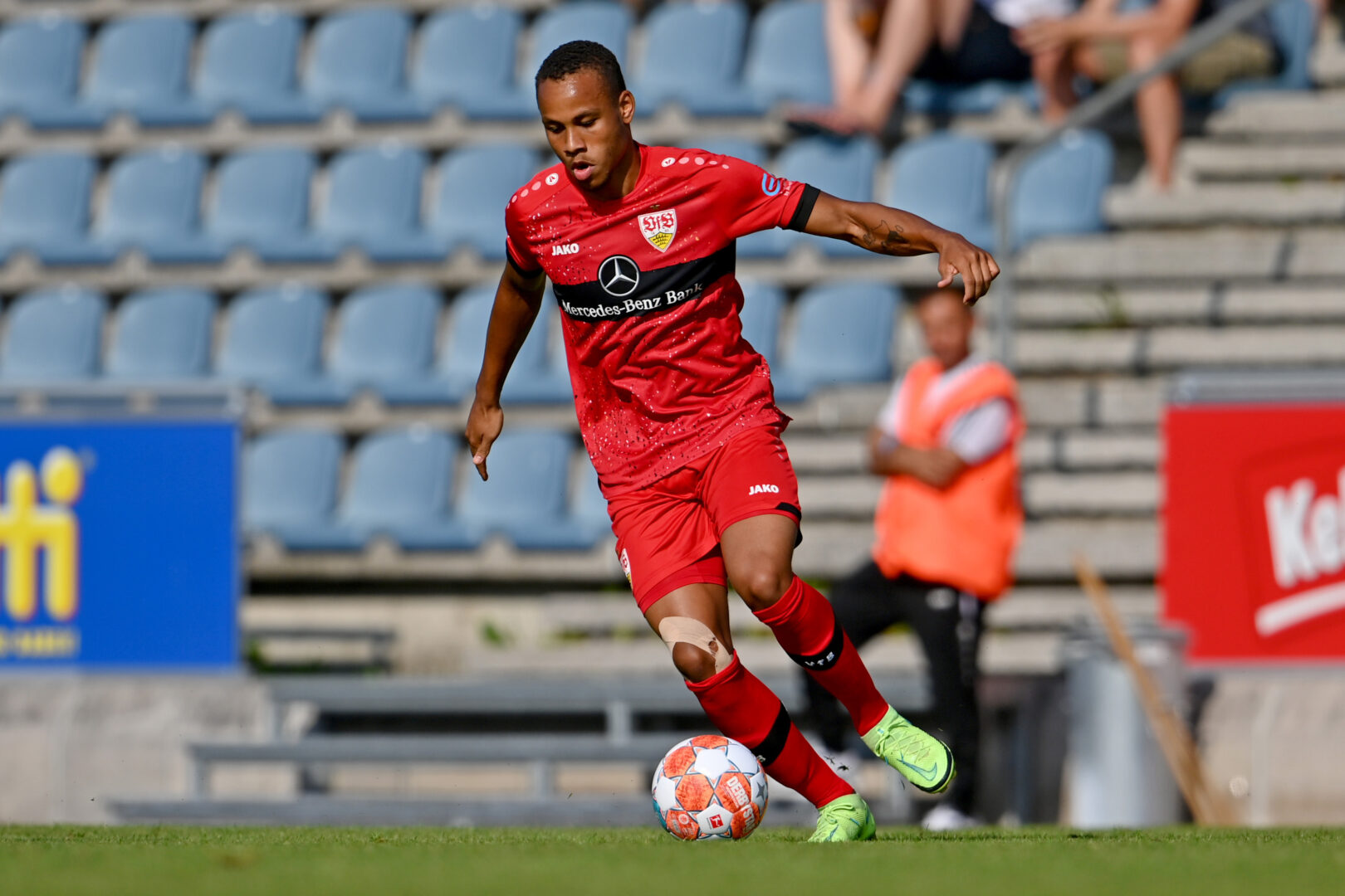 Nikolas NArtey im Trikot des VfB Stuttgart