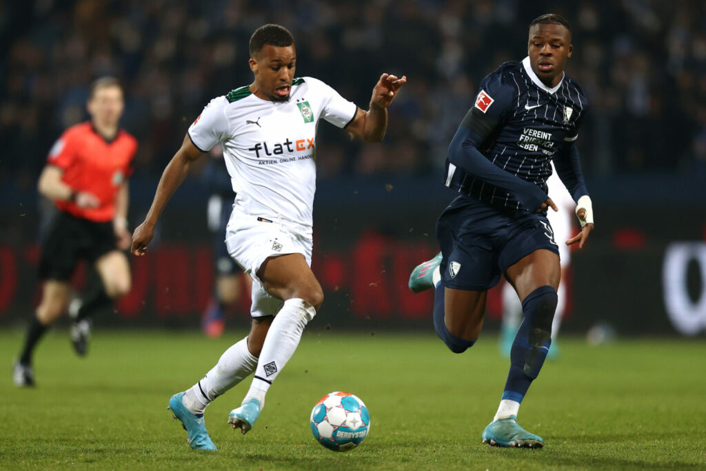 Armel Bella-Kotchap im Laufduell mit Alassane Plea