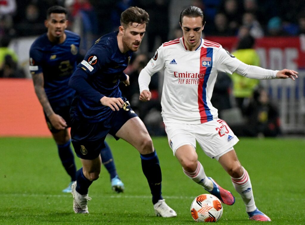 Maxence Caqueret (rechts) von Olympique Lyon im Zweikampf mit Toni Martinez (links) vom FC Porto in einer Partie der Europa League